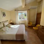 Le Mazet Des Mures Bed & Breakfast 3*
