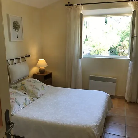 Le Mazet Des Mûres Couette-café Grimaud