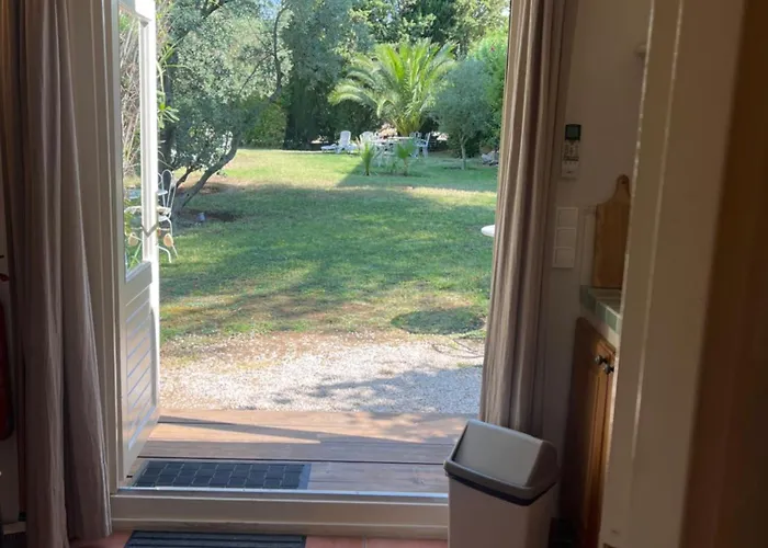 Le Mazet Des Mures B&B 그리모