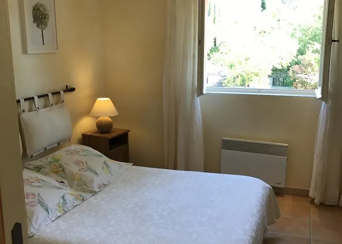 Le Mazet Des Mures B&B 그리모